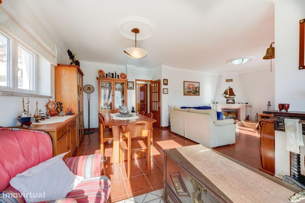 T4 | Moradia | Box | Estacionamento | A 5 Minutos Da Praia