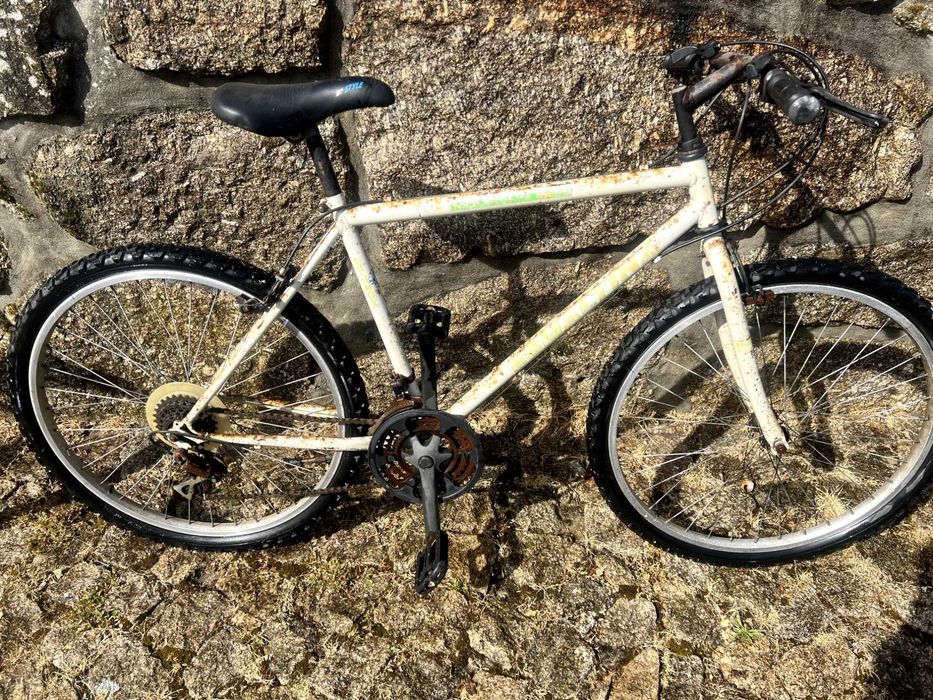 Bicicletas usadas, azuis, branca e verde! Bom preço.