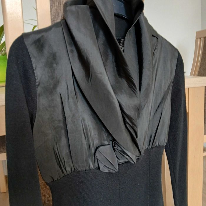 Wizytowa czarna ciekawa sukienka