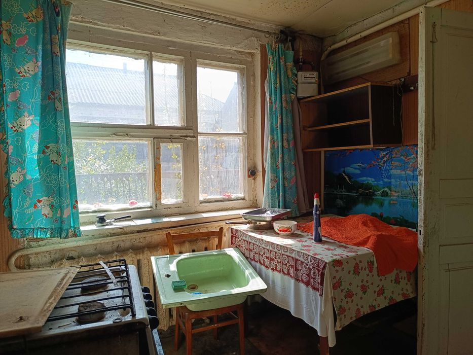 Продається пів будинку р-н БабКП, підведено всі комунікації, під ремонт, можливо за держпрограмою