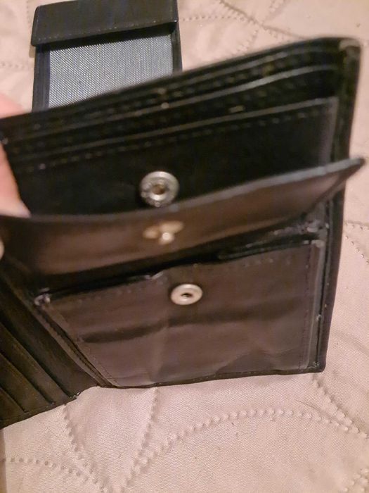 Carteira para homem, em castanho escuro, diversos compartimentos