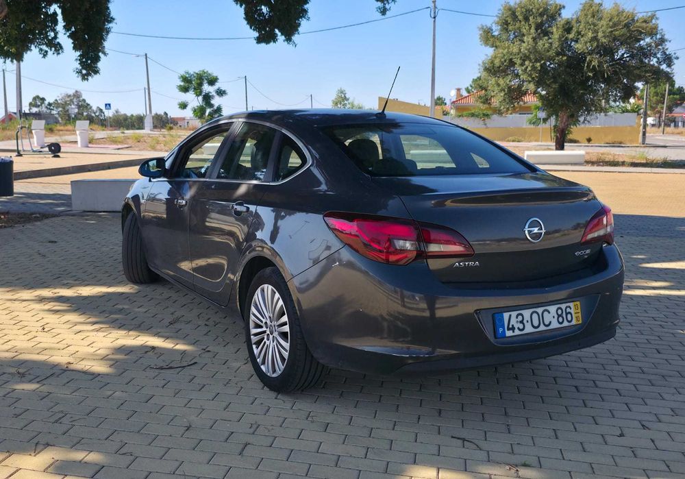 Opel Astra J Sedan Ecoflex | Estofos Pele | Económico e a Circular Diariamente!