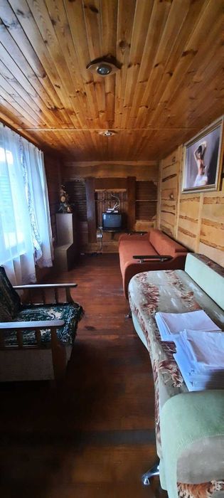 Будиночок біля річки подобово