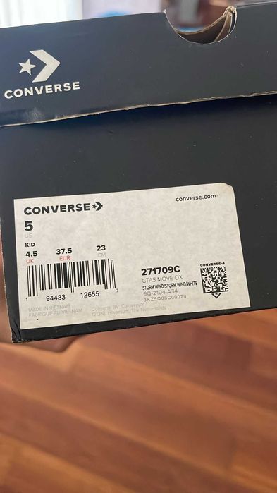 Ténis Converse em lona novas