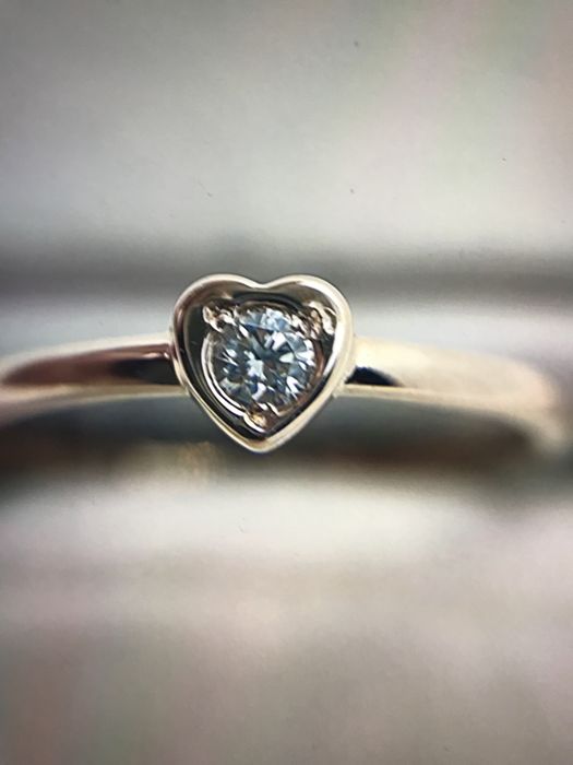 Золотое кольцо с бриллиантом