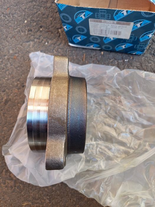 Комплект підшипника колеса Nissan Caravan 2000-2007рік H11068BTA