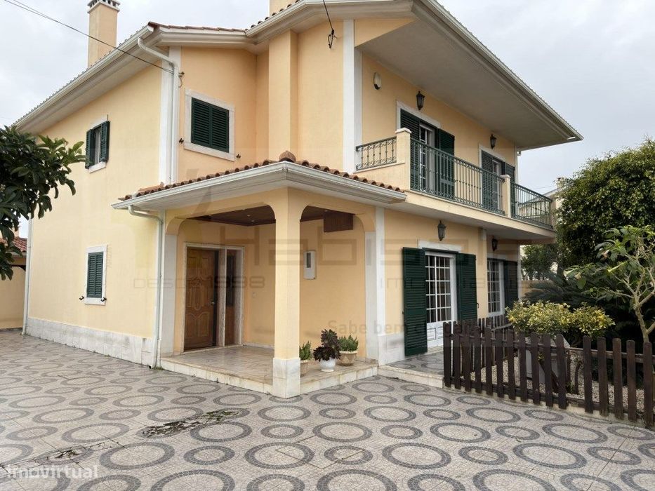 Moradia Isolada T5 com Garagem e Bom Espaço Exterior em Manique