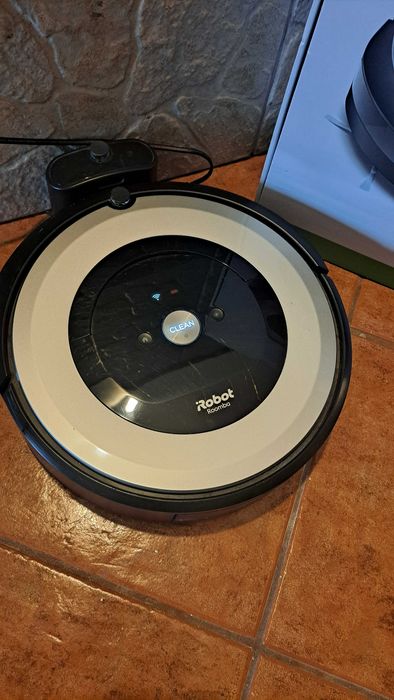 Aspirador robô iRobot Roomba e5 Wifi