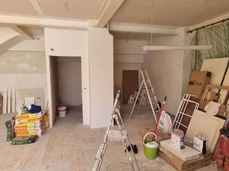 Espaço comercial de 2 pisos com cerca de 140 m²