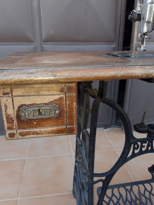 Máquina de costura PAFF antiga.