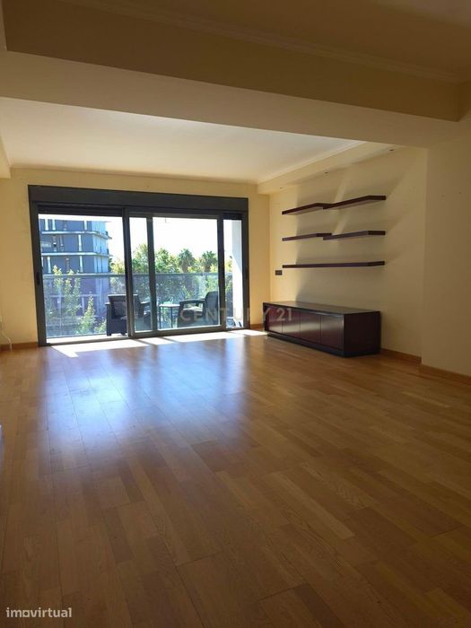 T2 Premium com Suíte, Varanda e 2 Lugares de Garagem | Parque das Naçõ