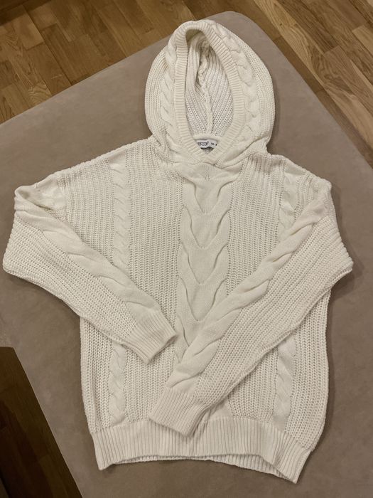 Sweterek z kapturem
