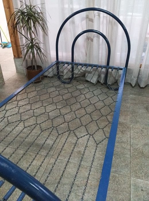 Cama de solteiro de ferro