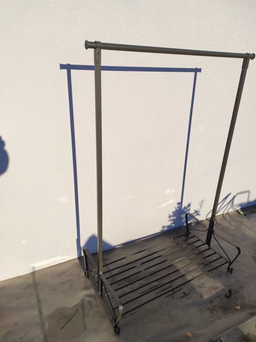 Otwarta szafa 166 x 110 cm. Wieszak na ubrania