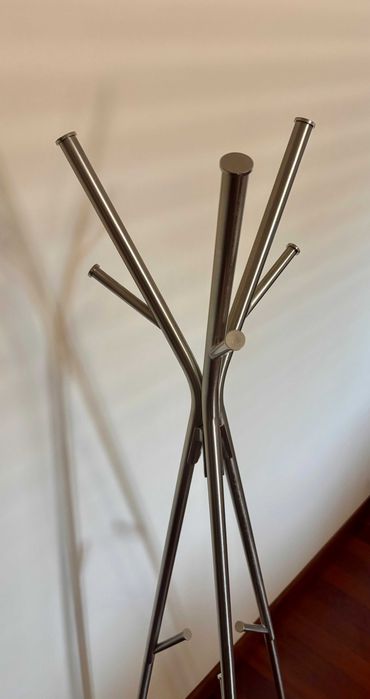 Cabide de Pé IKEA Knippe (Aço Escovado) – Estado Impecável