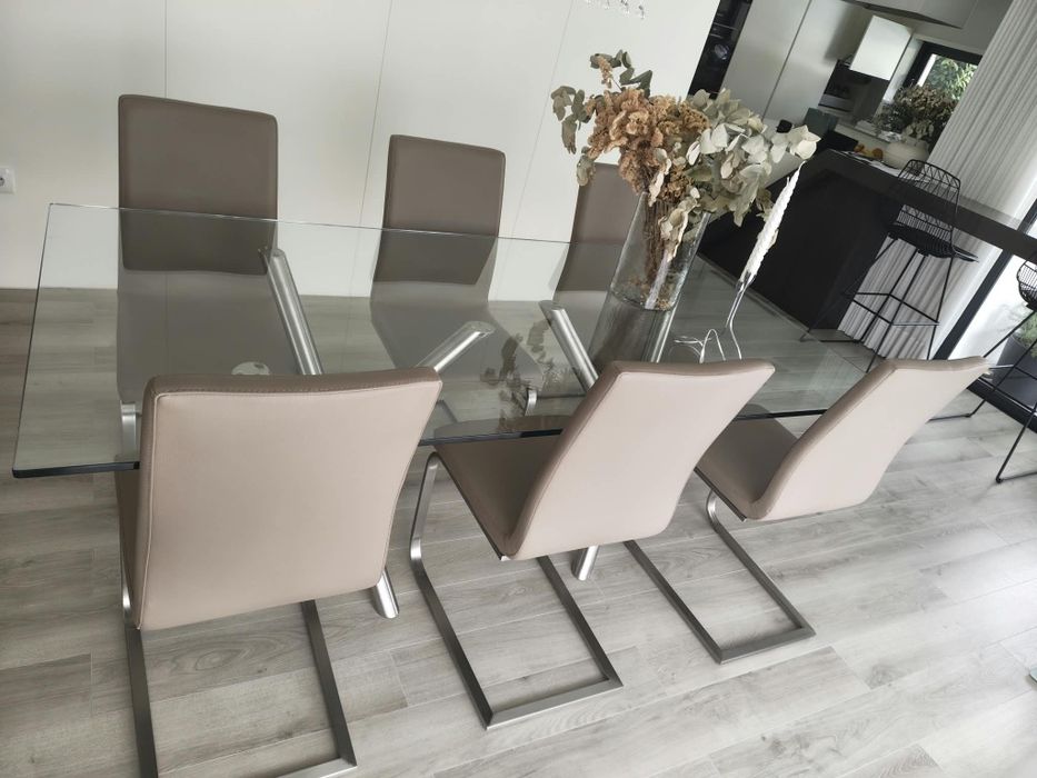 Mesa e cadeiras sala jantar