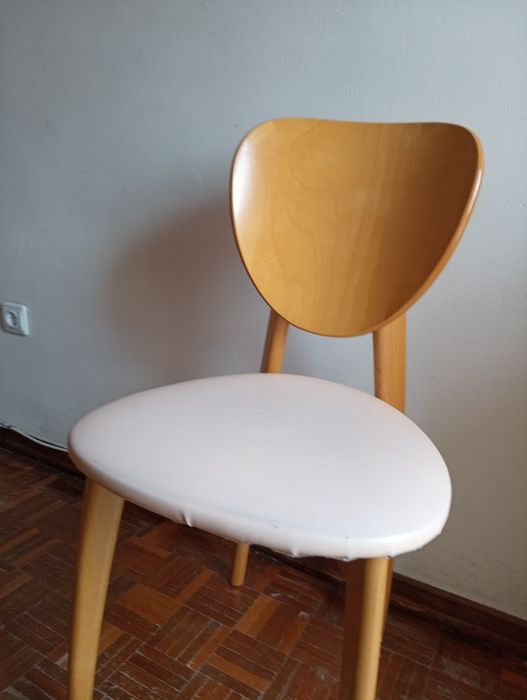 Cadeira em madeira e pele: 86 cm altura 42 largura do assento