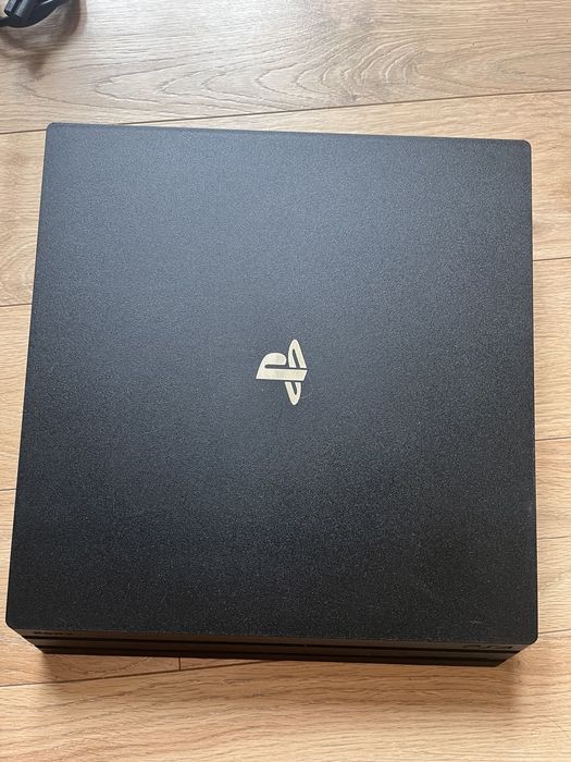 PlayStation 4 Pro (CUH-7215B) stan idealny + 2 pady