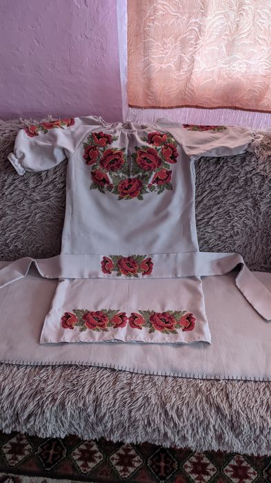 Продам плаття з вишивкою