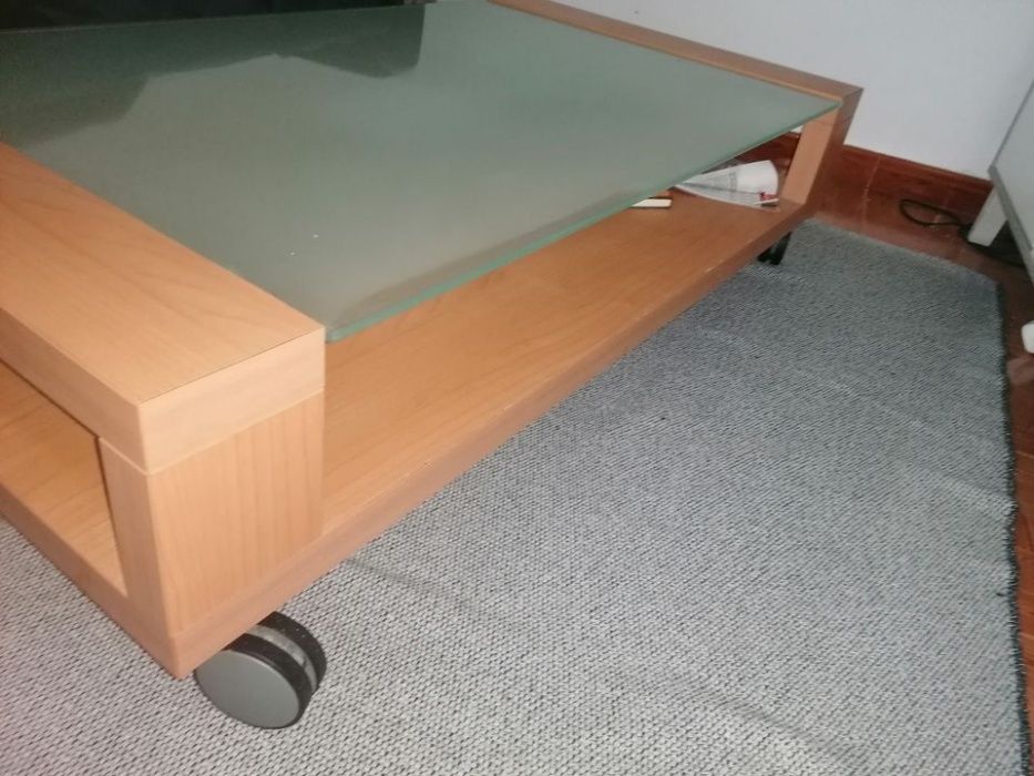Mesa de Centro de madeira com rodas e tampo em vidro64739393416835121