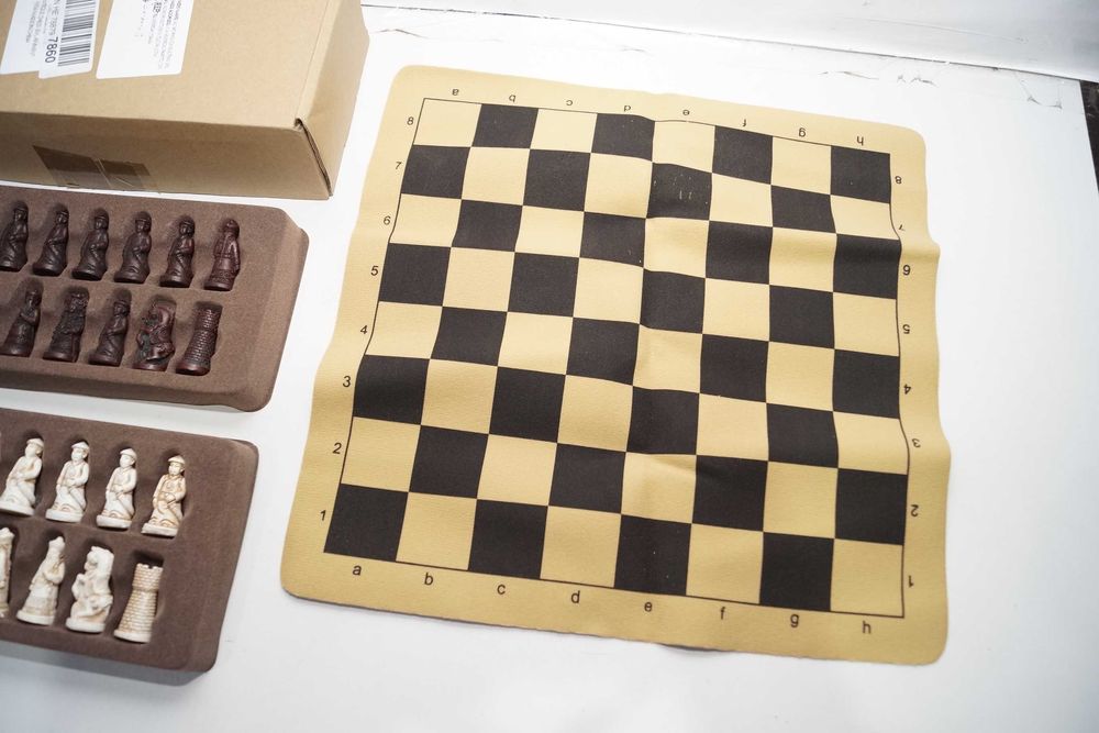 Mini podróżne szachy figurki z żywicy japońskie rzeźbione skóra eko