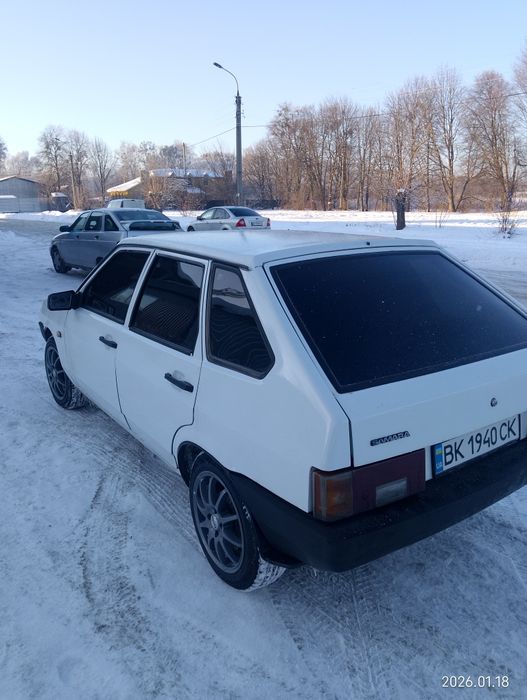 Продам ВАЗ на ходу варити красити не потрібно ходова нормальна робота нічого не треба сів і поїхав зимня резина нова  титани на 15 печка гріє добре проводка вся робоча прямоток переоформляється страховка є обмін теж цікавить