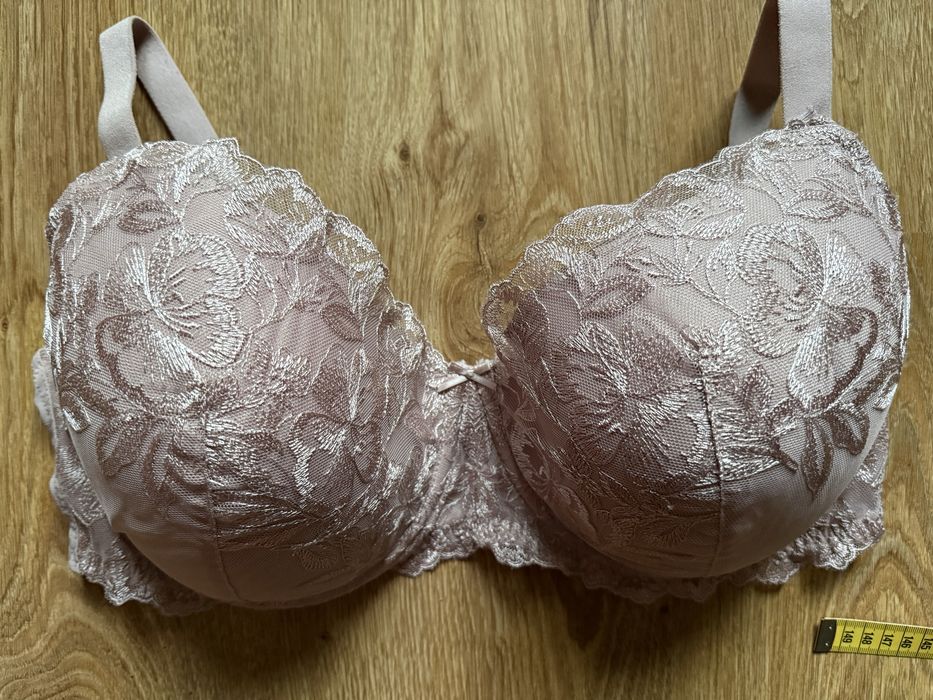 Bezszwowa miseczka 95E/F  koronka biustonosz nowy