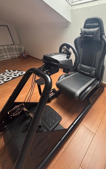 Cockpit Com volante e pedais