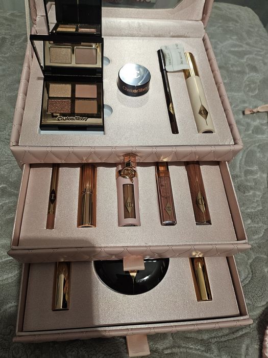 Kuferek z kosmetykami Charlotte Tilbury