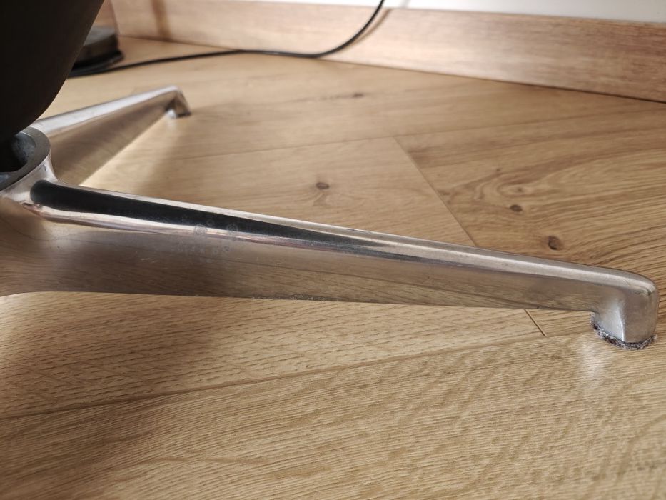 Designerski, minimalistyczny fotel Engelbrechts Plateau