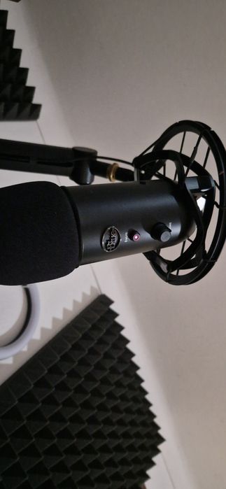 Microfone Blue Yeti c/ braço extensivel, e stream deck ElGato mk1.