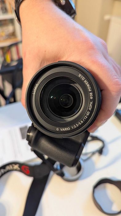 Bezlusterkowiec Panasonic Lumix DMC-G80, wraz z obiektywami i torbą.