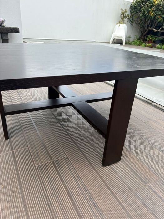 Mesa de centro em cor preta