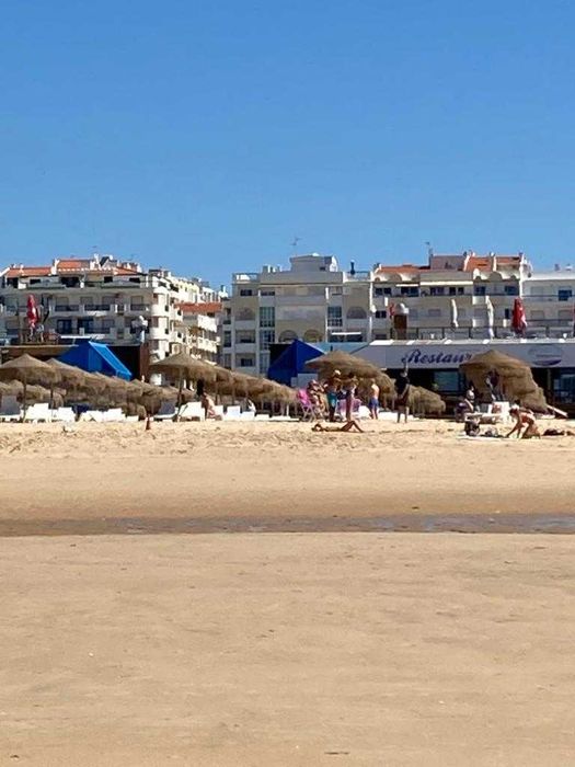 Junto à 1ª linha da praia T2. Terraço privado. A 2 passos da praia