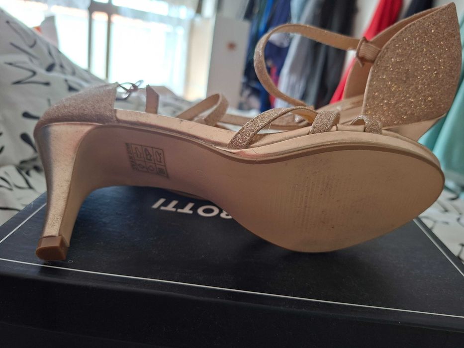 Sapatos cerimónia dourados como novos. Tamanho 39