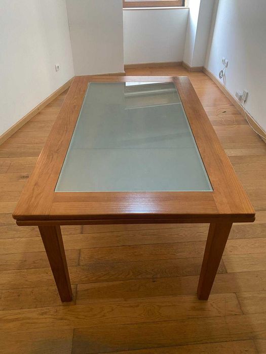 Mesa de refeição com tampo de vidro e extensível, em Madeira maciça.