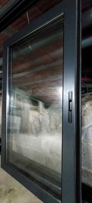 Janela com caixilharia como nova