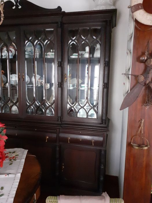 Móvel de sala com vitrina