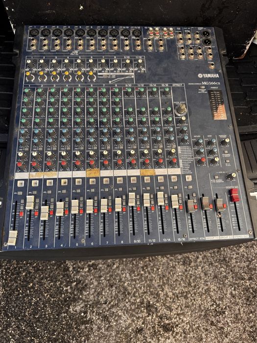 Yamaha MG166CX – Mesa de mistura usada (16 canais)