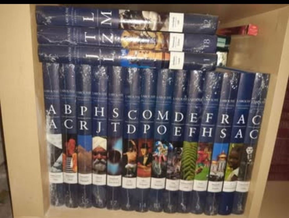 Enciclopedia "Moderna" Larousse, com 17 livros com imagens
Ver descriç