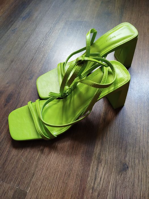 Продам Босоножки Bershka