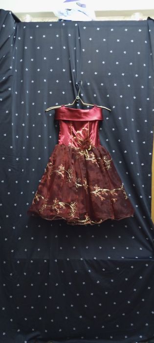 Бальное праздничное платье на девочку 5- 6 лет .