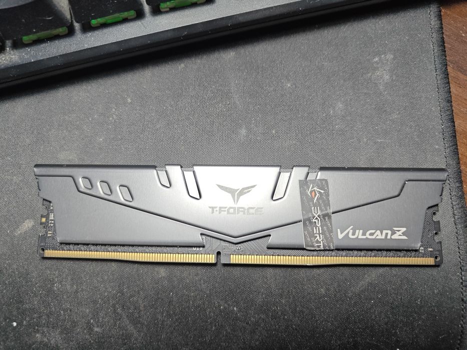 Оперативнапам'ять для настільних комп'ютерів TEAMGROUP T-Force Vulcan Z DDR4 об'ємом 8 ГБ.
