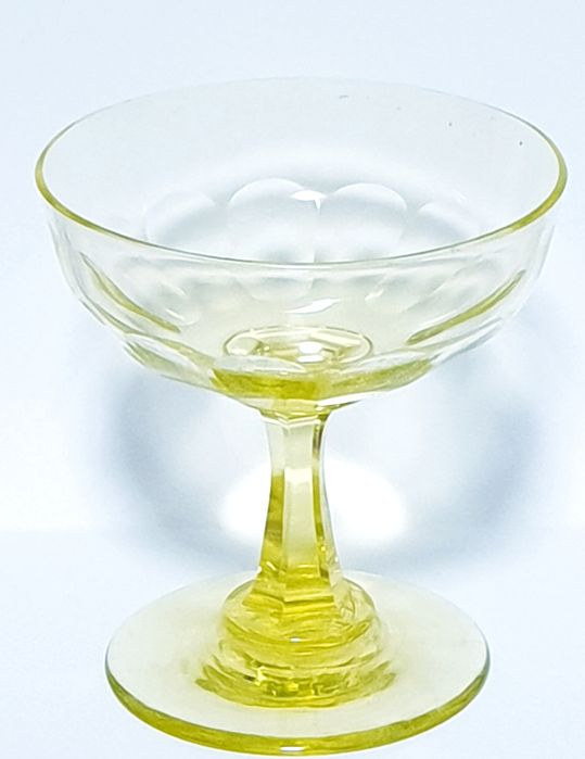 Raro antigo copo de champagne em vidro urânio