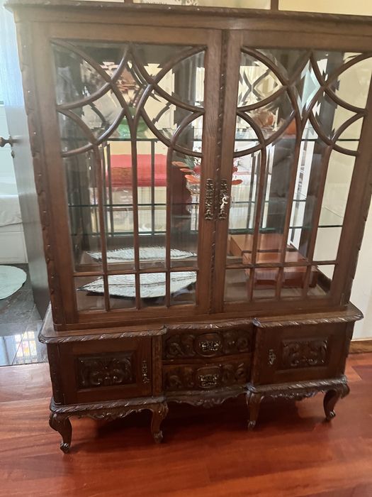 Móvel cristaleira ou vitrine em madeira e vidro