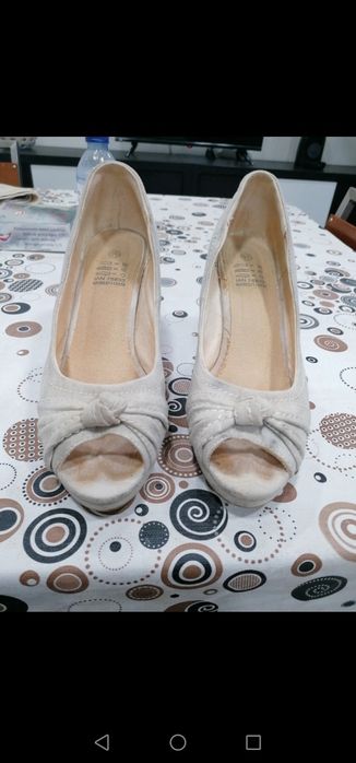 Sapato aberto à frente de salto alto