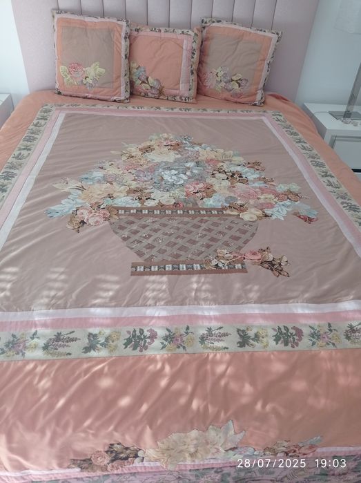 Colcha  de casal feita em  arte aplicada com três almofadas ork nova