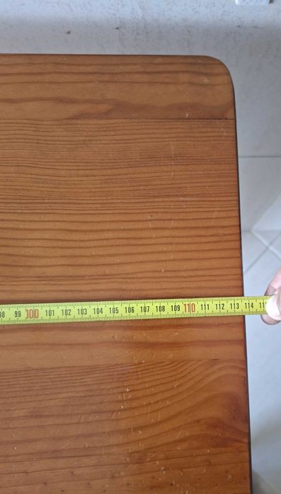 Mesa de madeira em estado como novo