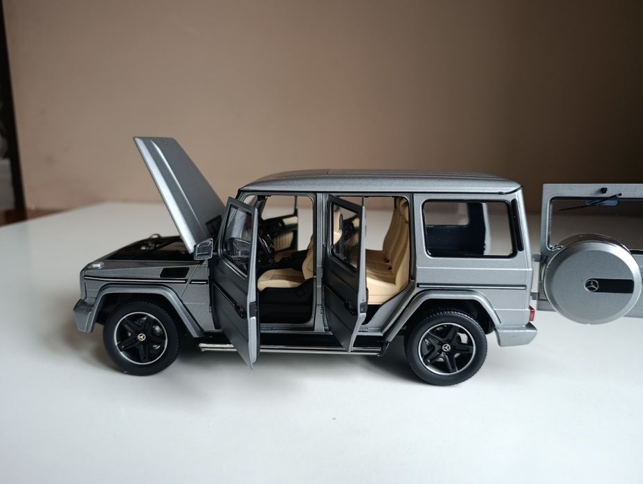 Модель 1/18  Mercedes Benz