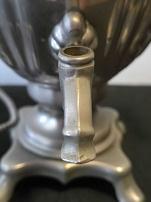 Antigo Samovar soviético/russo em metal.